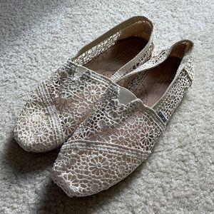 Tom’s white lace shoes